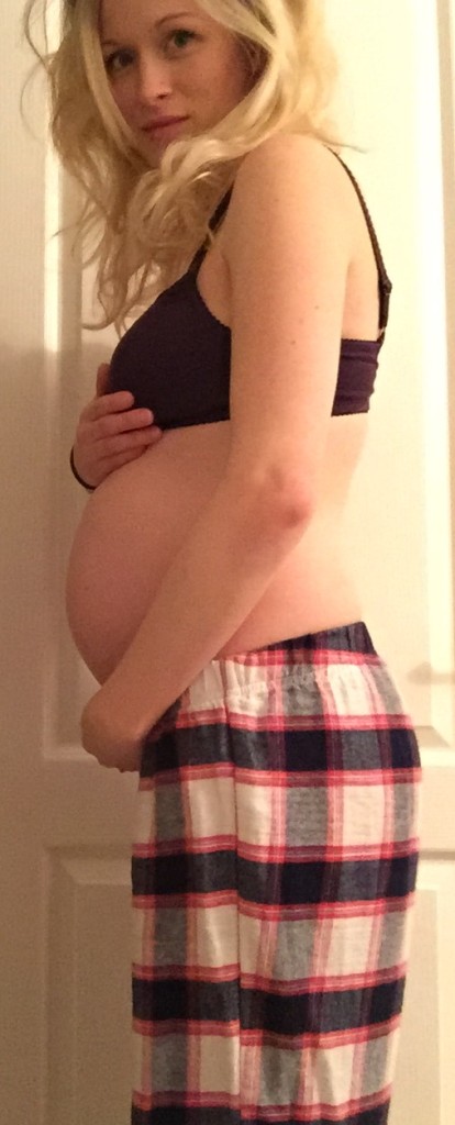 week 21 of pregnancy single baby keeping up with the bump belly shot
