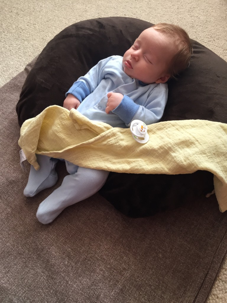 breastfeeding pillow sit me up cosy baby 