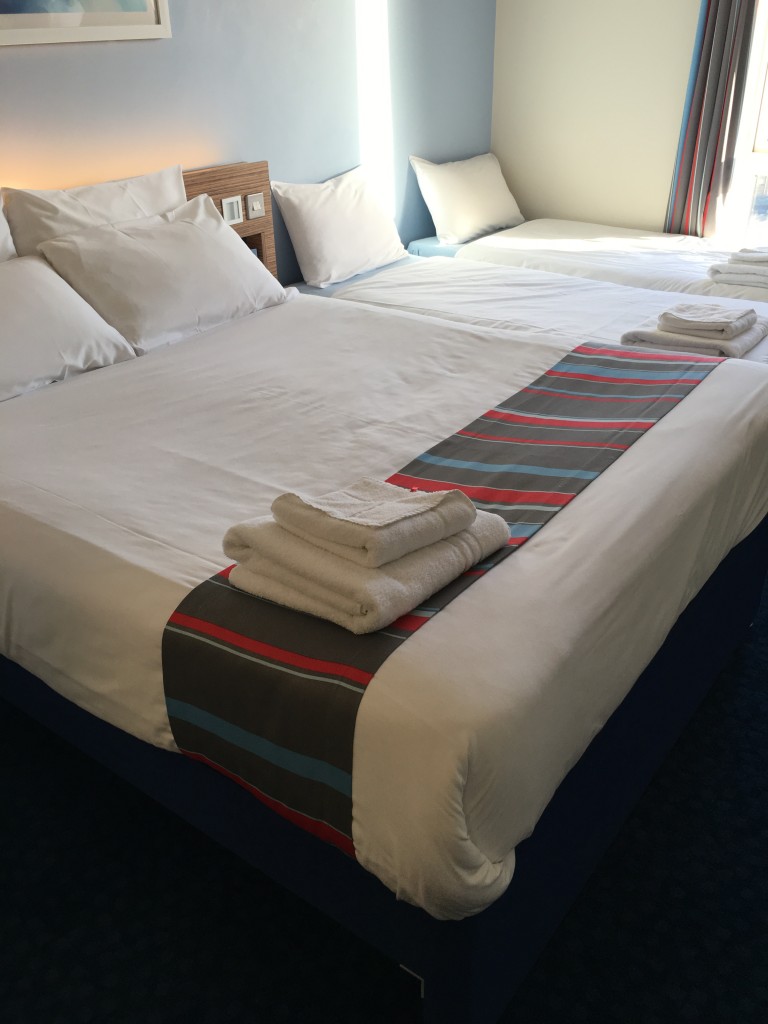 travelodge hotel cambridge newmarket road family room king sized extra beds plenty of space