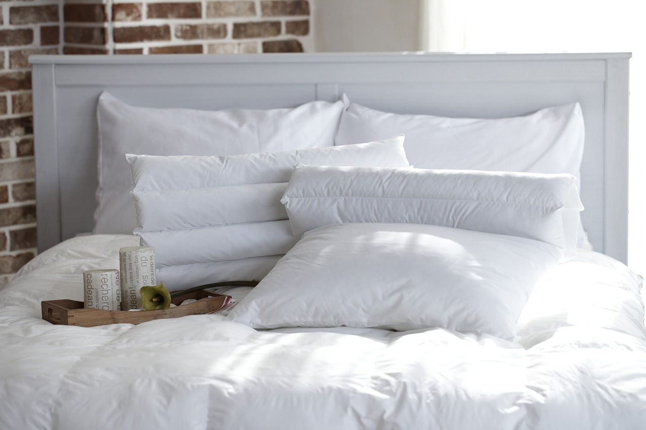 White bed linen how to sleep better 
